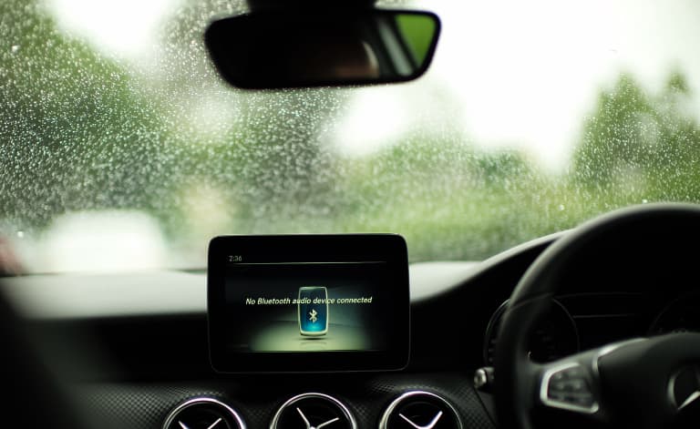 mengemudi kendaraan dengan kaca depan yang basah dengan sensor hujan