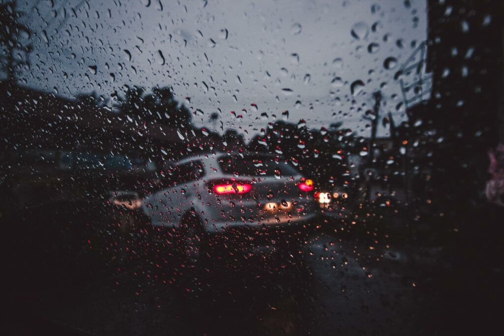 kaca mobil buram terkena hujan